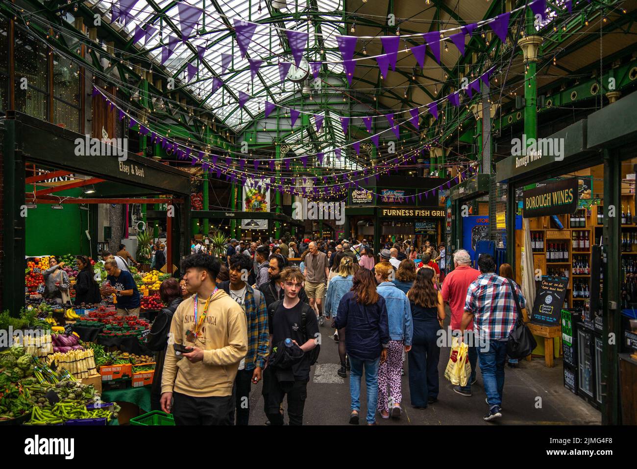 Londra, Regno Unito - Giugno 09 2022: Folla al Borough Market, i mercati più belli del mondo Foto Stock