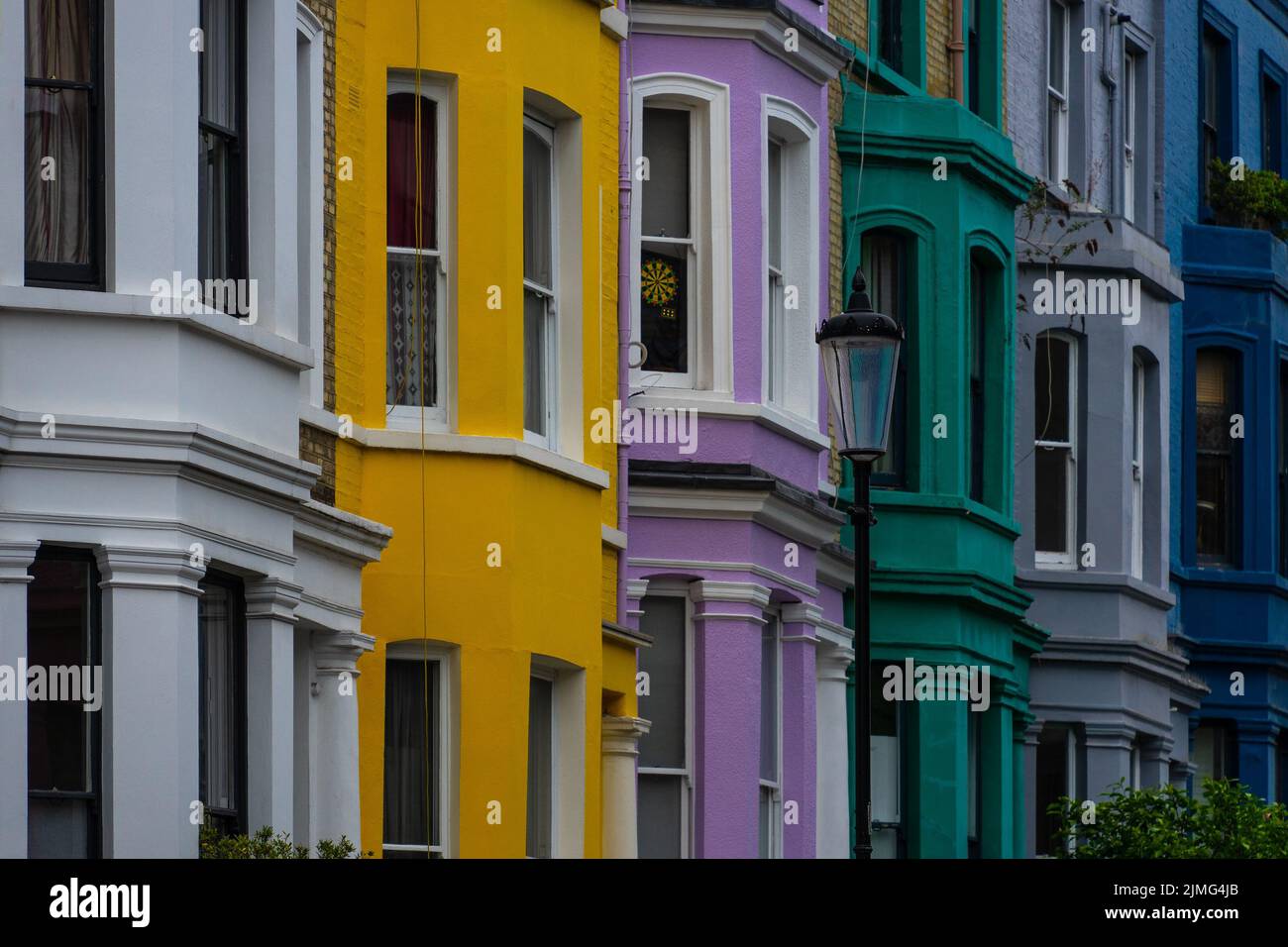 Londra, Regno Unito - Giugno 09 2022: Case colorate di Notting Hill, strade più belle di Londra carta da parati Foto Stock