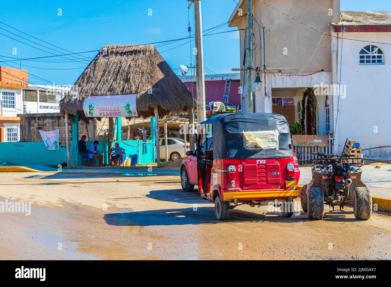 Blue auto rickshaw tuk tuk Puerto de ChiquilÃ¡ in Messico. Foto Stock