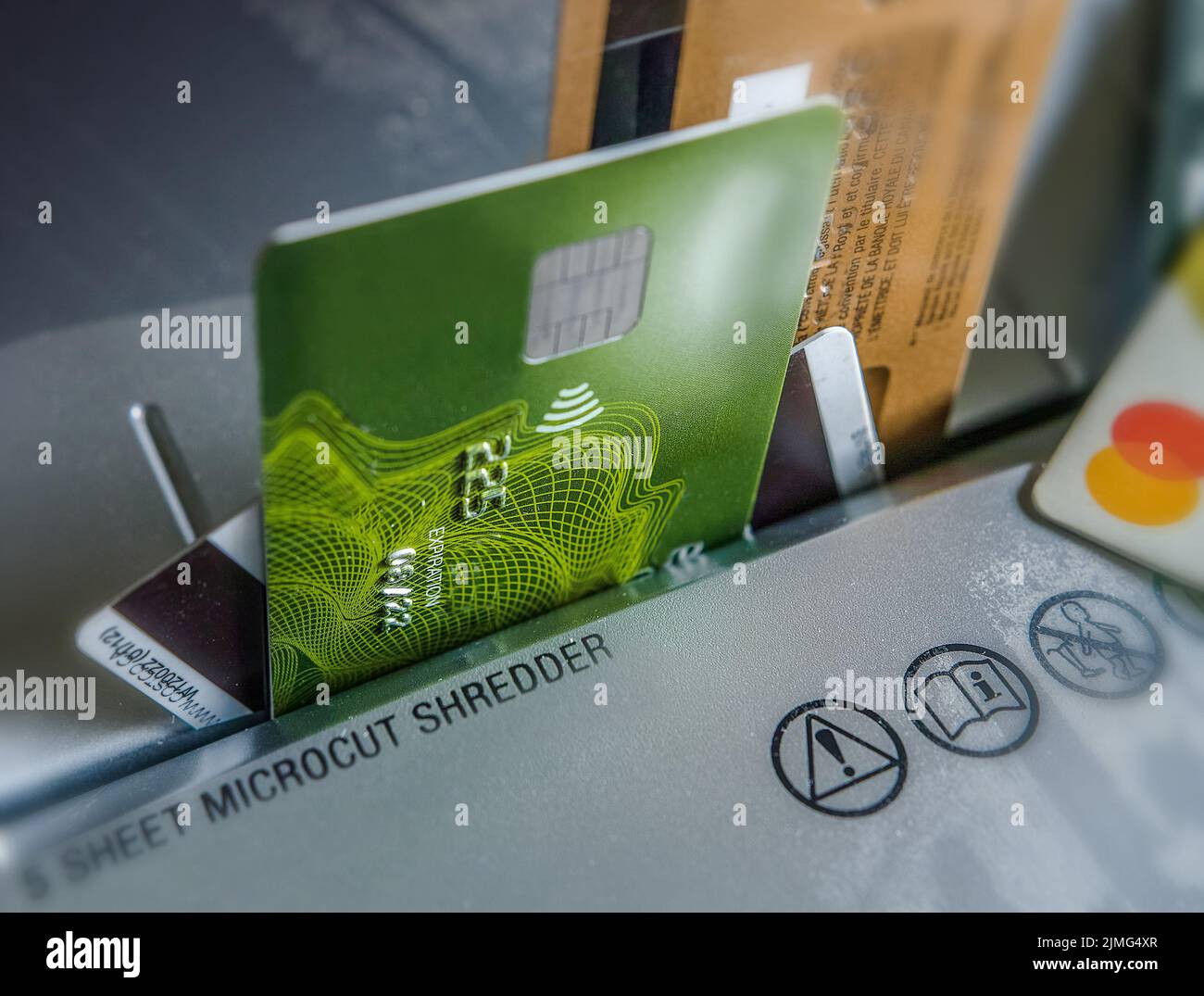 carte di credito che passano attraverso il tritadocumenti Foto Stock