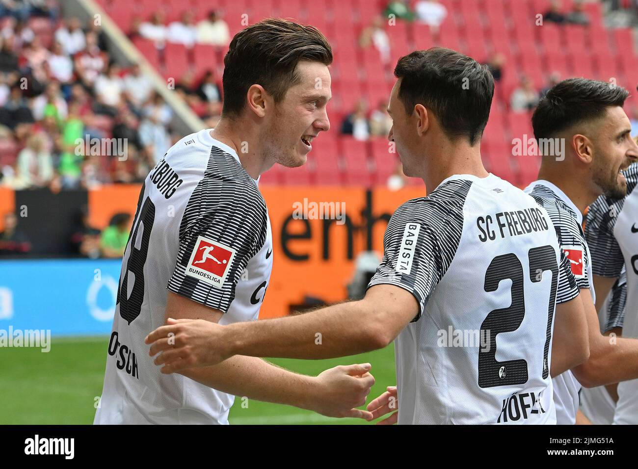 Goaljubel Michael GREGORITSCH (SC Friburgo) dopo il traguardo al 0-1 con Nicolas HOEFLER (SC Friburgo), giubilo, gioia, entusiasmo, azione. Calcio 1st Bundesliga stagione 2022/2023, 1st matchday, matchday01, FC Augsburg - SC Friburgo il 6th agosto 2022, WWK ARENA Augsburg. ? Foto Stock