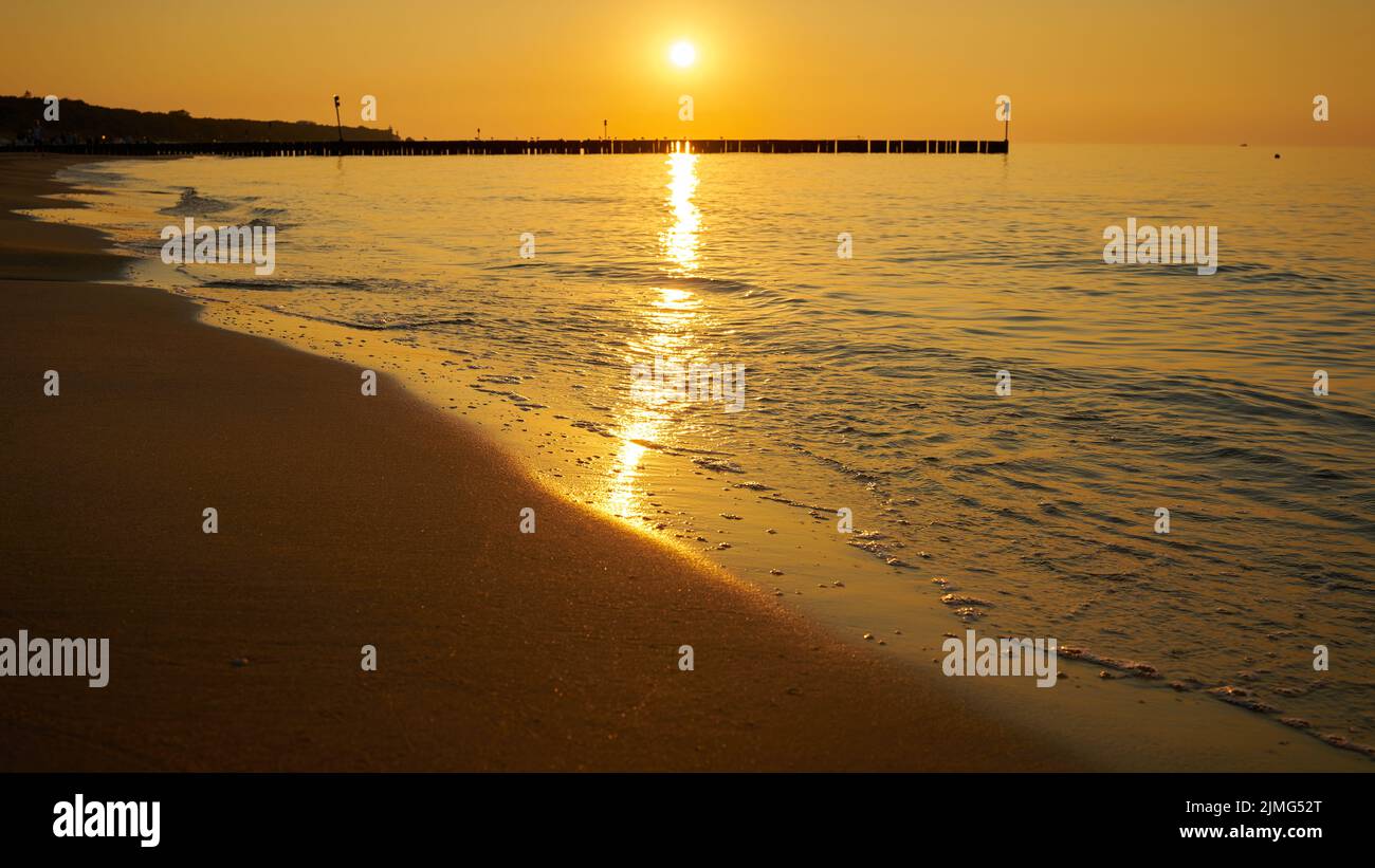 Tramonto sulla spiaggia di Kolobrzeg sulla costa del Mar Baltico in Polonia Foto Stock Tramonto sulla spiaggia di Kolobrzeg sulla costa del Mar Baltico in Polonia Foto Stock