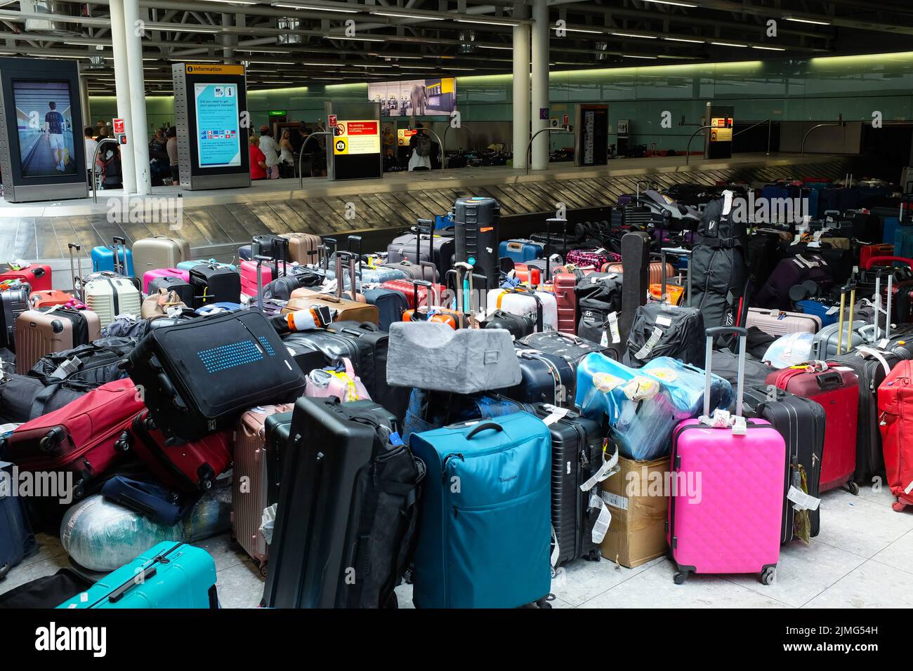 Alcune delle cosiddette "montagne dei bagagli" che hanno accolto i viaggiatori in arrivo all'aeroporto Heathrow di Londra nel luglio 2022. Foto Stock