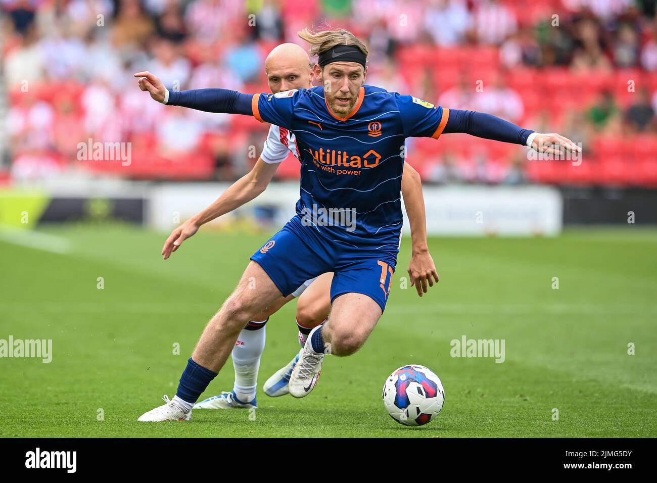 Josh Bowler #11 di Blackpool detiene Will Smallbone #18 di Stoke City in, il 8/6/2022. (Foto di Craig Thomas/News Images/Sipa USA) Credit: Sipa USA/Alamy Live News Foto Stock