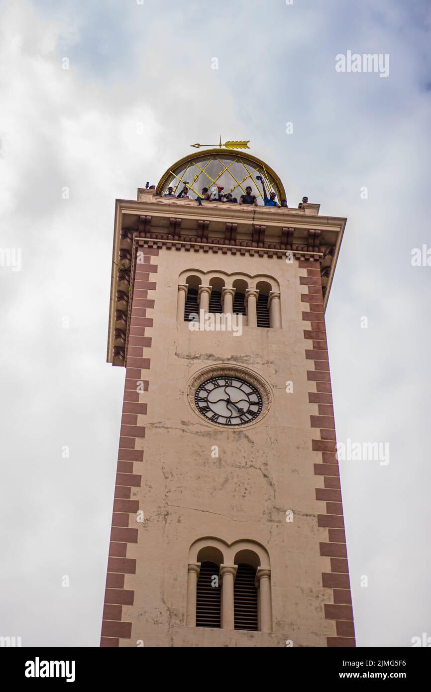 COLOMBO, SRI LANKA: 9th luglio 2022: La gente sale il Faro di Colombo Vecchio vicino a fortilizio ed edifici governativi durante la protesta contro l'inflazione. Foto Stock