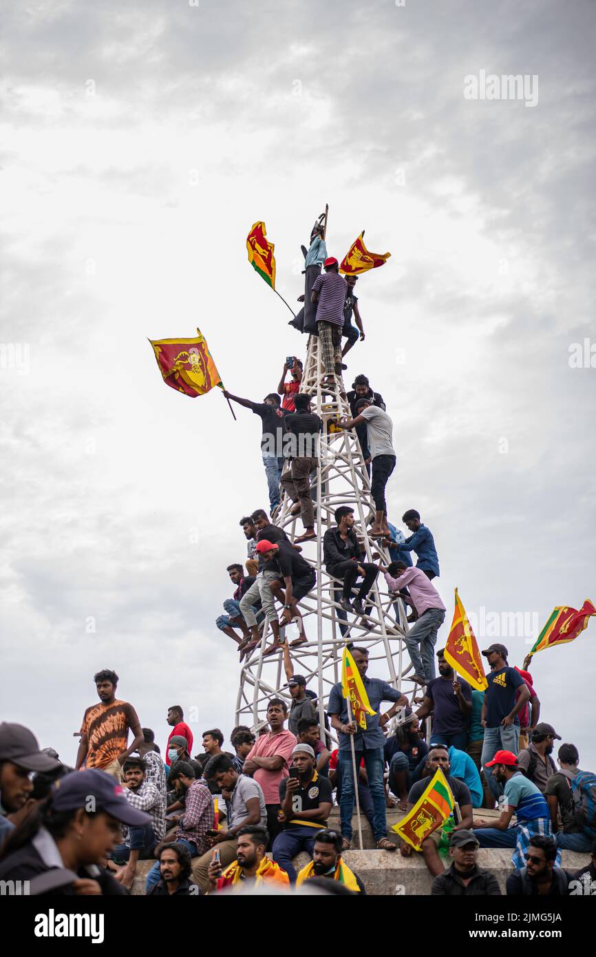 COLOMBO, SRI LANKA: 9th luglio 2022: I manifestanti appendono l'effigie del presidente Gotabaya Rajapaksa durante la protesta di strada contro la cattiva gestione del governo. Foto Stock