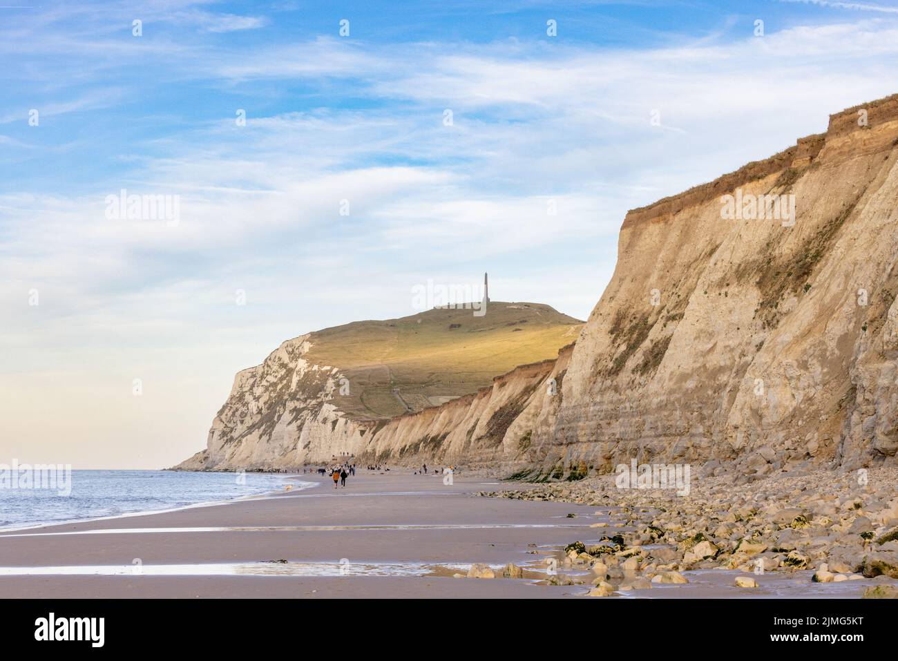Mare della costa opale di Cap Blanc Nez, che mostra il Monumento a Cape White Nose France sulla cima delle scogliere di gesso Foto Stock