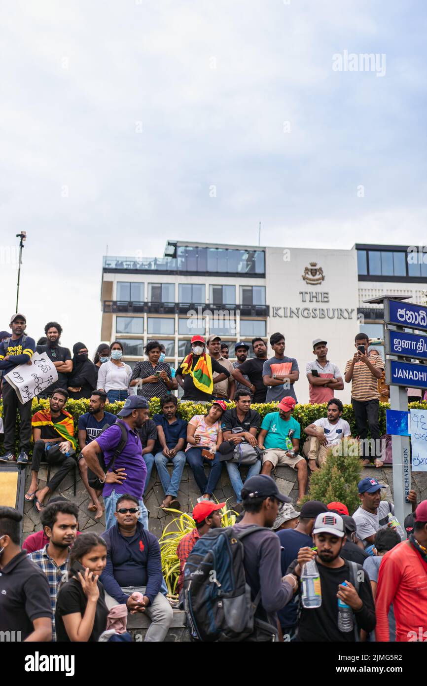 COLOMBO, SRI LANKA: 9th luglio 2022: Folla di manifestanti pacifici da parte del Kingsbury Hotel vicino al parlamento edifici come cittadini rovesciare il governo. Foto Stock