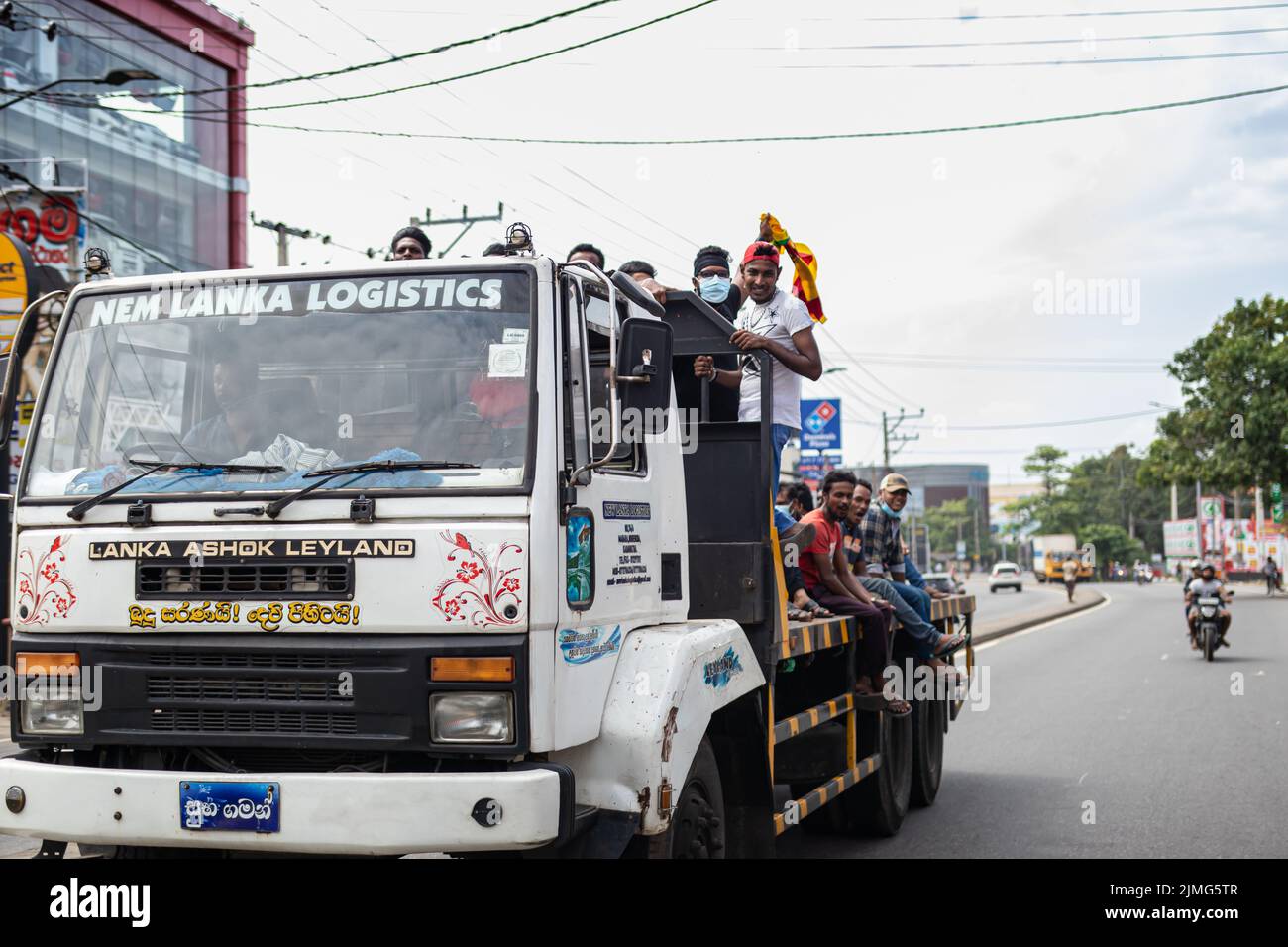 COLOMBO, SRI LANKA: 9th luglio 2022: Molti manifestanti condividono un camion a pianale e si recano verso la sede del Segretariato Presidenziale per rovesciare il governo. Foto Stock