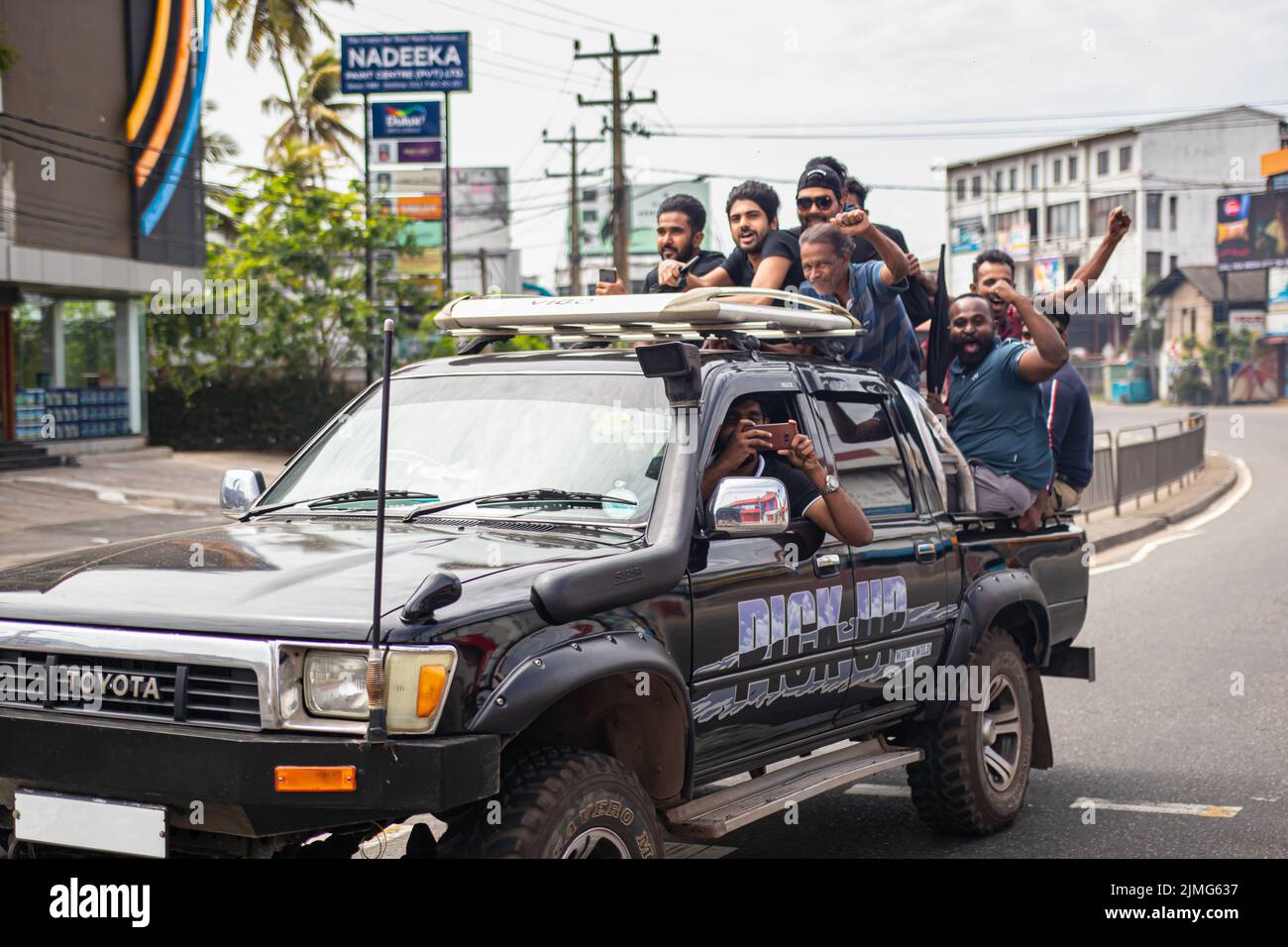 COLOMBO, SRI LANKA: 9th luglio 2022: Il gruppo di uomini rallegrano dietro di un camion di pick-up che viaggia alla Segreteria Presidenziale per rovesciare il regime di Rajapaksa. Foto Stock