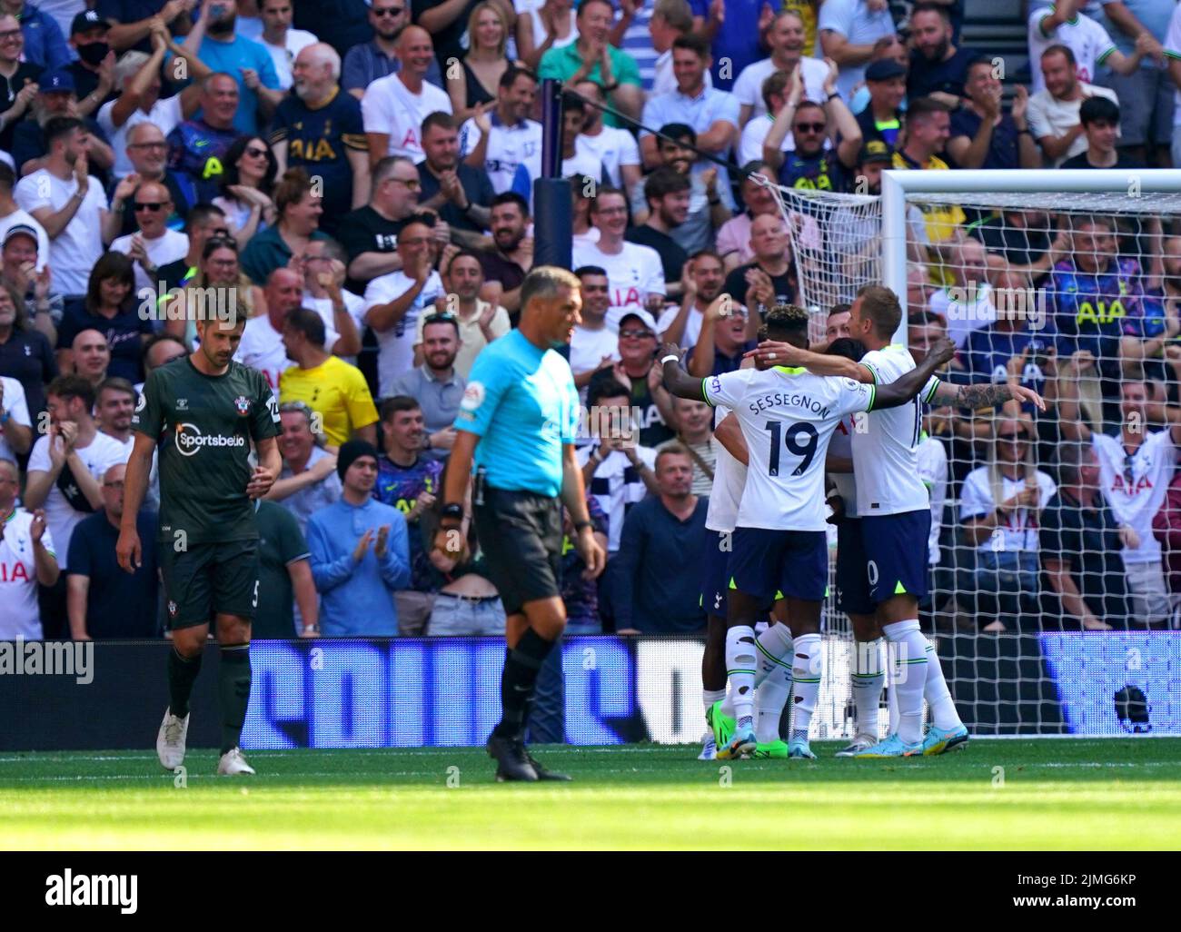 I giocatori di Tottenham Hotspur festeggiano dopo che Mohammed Salisu di Southampton (non illustrato) segna il terzo obiettivo della partita con un proprio goal, durante la partita della Premier League al Tottenham Hotspur Stadium di Londra. Data foto: Sabato 6 agosto 2022. Foto Stock