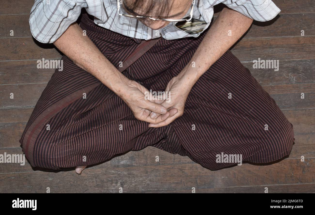 Meditazione di Asian, Myanmar, Buddismo vecchio uomo. Concetto di religione, consapevolezza, pensiero profondo, concentrazione, ecc. Foto Stock