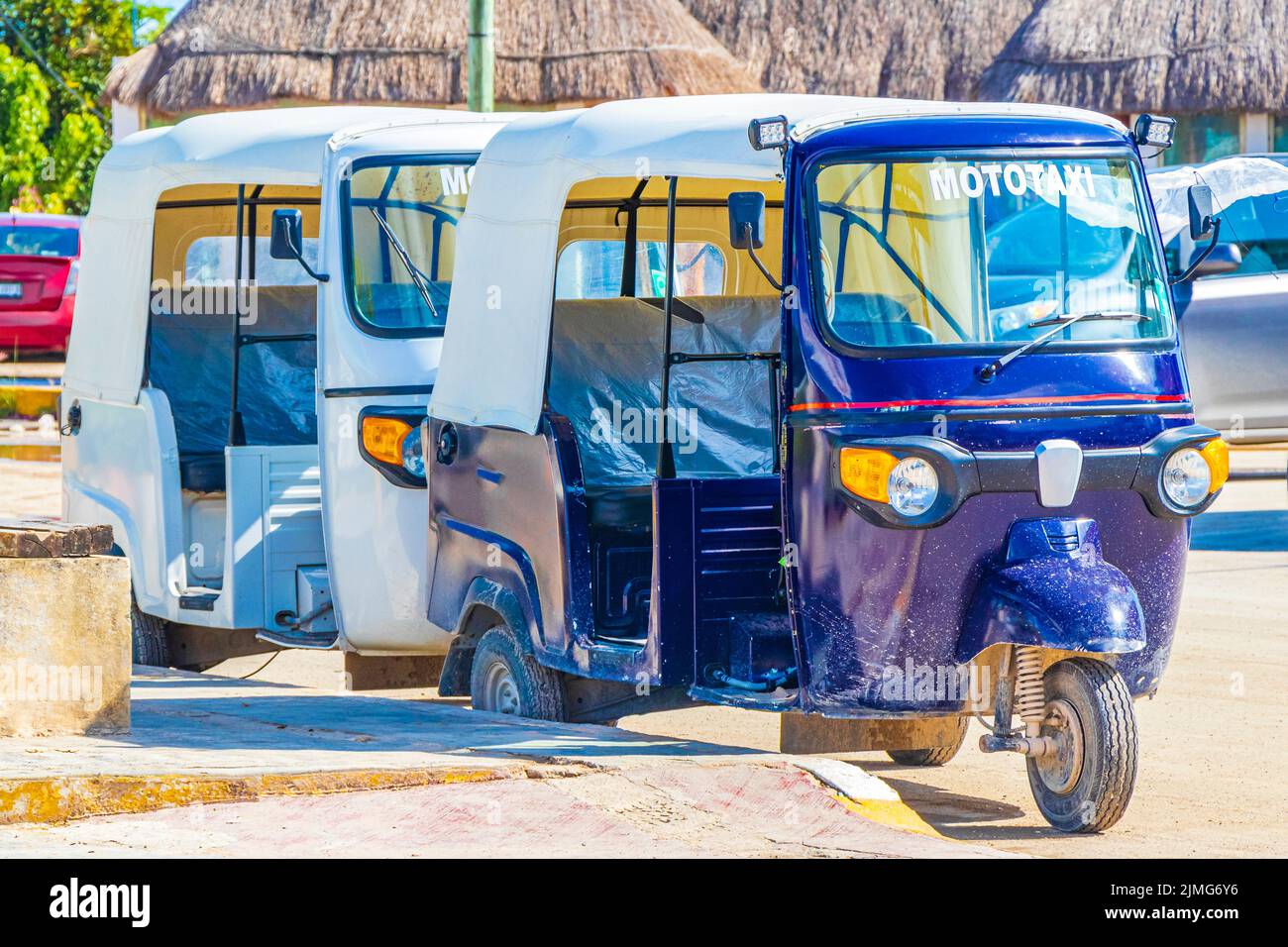 Blu bianco auto rickshaw tuk tuk Puerto de ChiquilÃ¡ Messico. Foto Stock