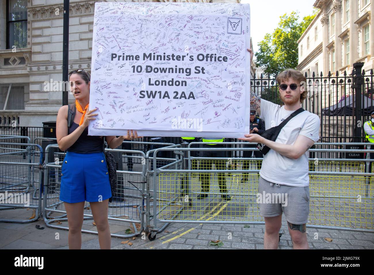 Londra, Inghilterra, Regno Unito 6 agosto 2022National diritti degli animali marzo da Marble Arch a Parliament Square, via Downing Street dove i manifestanti hanno invitato Boris Johnson ad affrontare il cambiamento climatico limitando l'industria della carne e dei latticini Credit: Denise Laura Baker/Alamy Live News Foto Stock