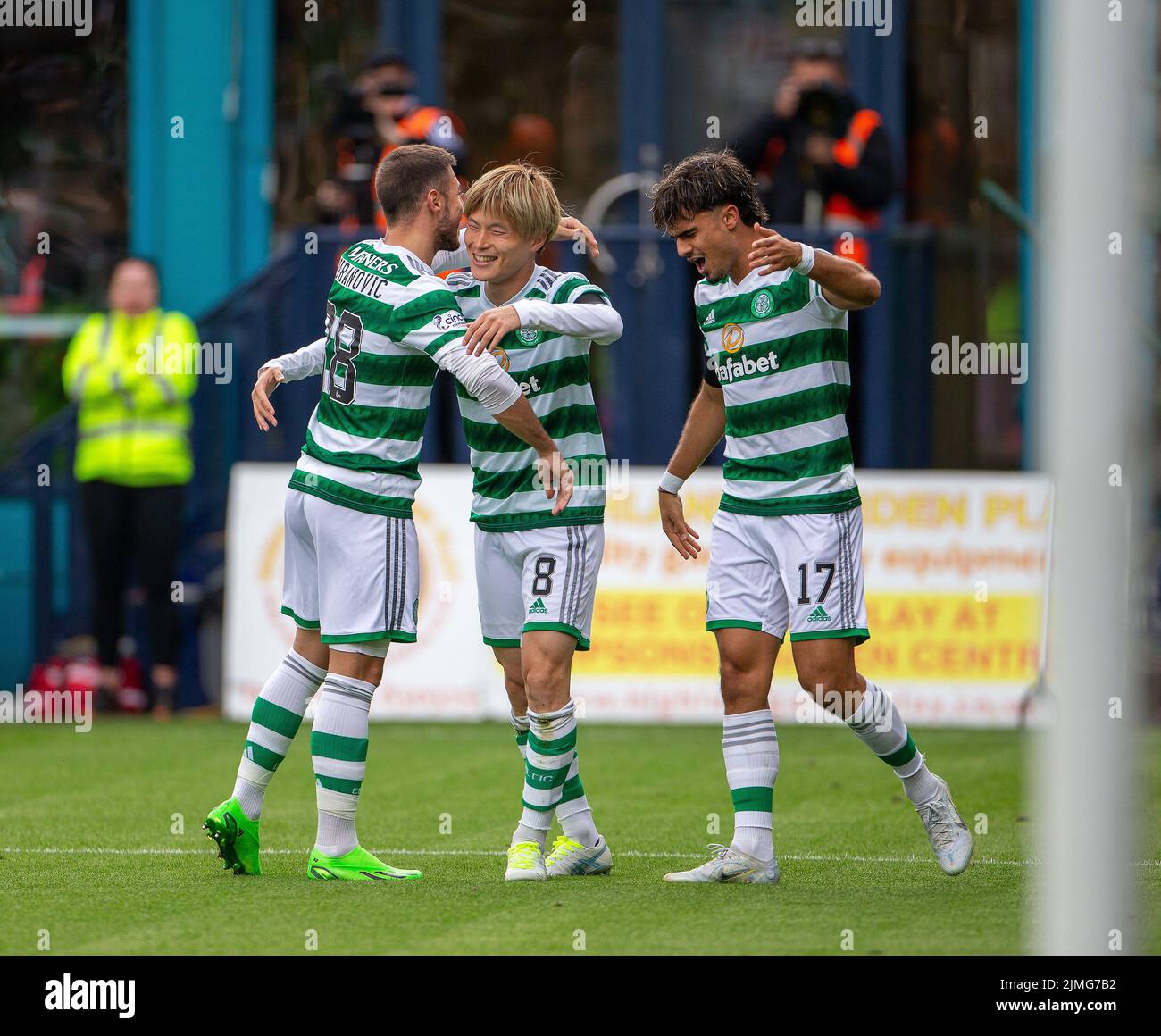 6th agosto 2022; Victoria Park, Dingwall, Scozia, Scottish Premier League Football, Ross County versus Celtic FC; Kyogo Furuhashi of Celtic celebra con Josip Juranovic e Joao Pedro Neves Filipe Jota of Celtic dopo che ha reso 1-0 a Celtic in 48th minuti credito: Action Plus Sports Images/Alamy Live News Foto Stock