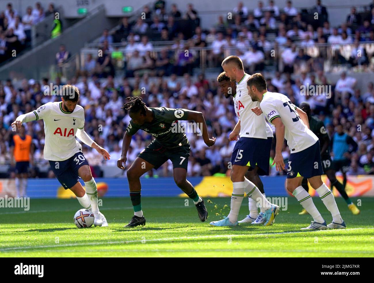 Rodrigo Bentancur di Tottenham Hotspur (a sinistra) e Joe Aribo di Southampton combattono per la palla durante la partita della Premier League al Tottenham Hotspur Stadium di Londra. Data foto: Sabato 6 agosto 2022. Foto Stock