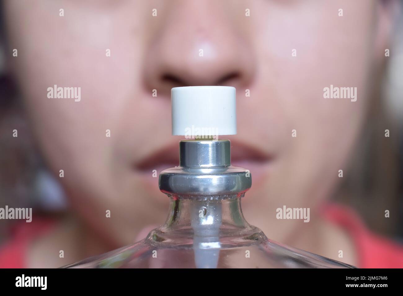 Sud-est asiatico, cinese e Myanmar giovane uomo con influenza fredda ottiene perdita di odore chiamato anosmia. Odora profumo. Foto Stock