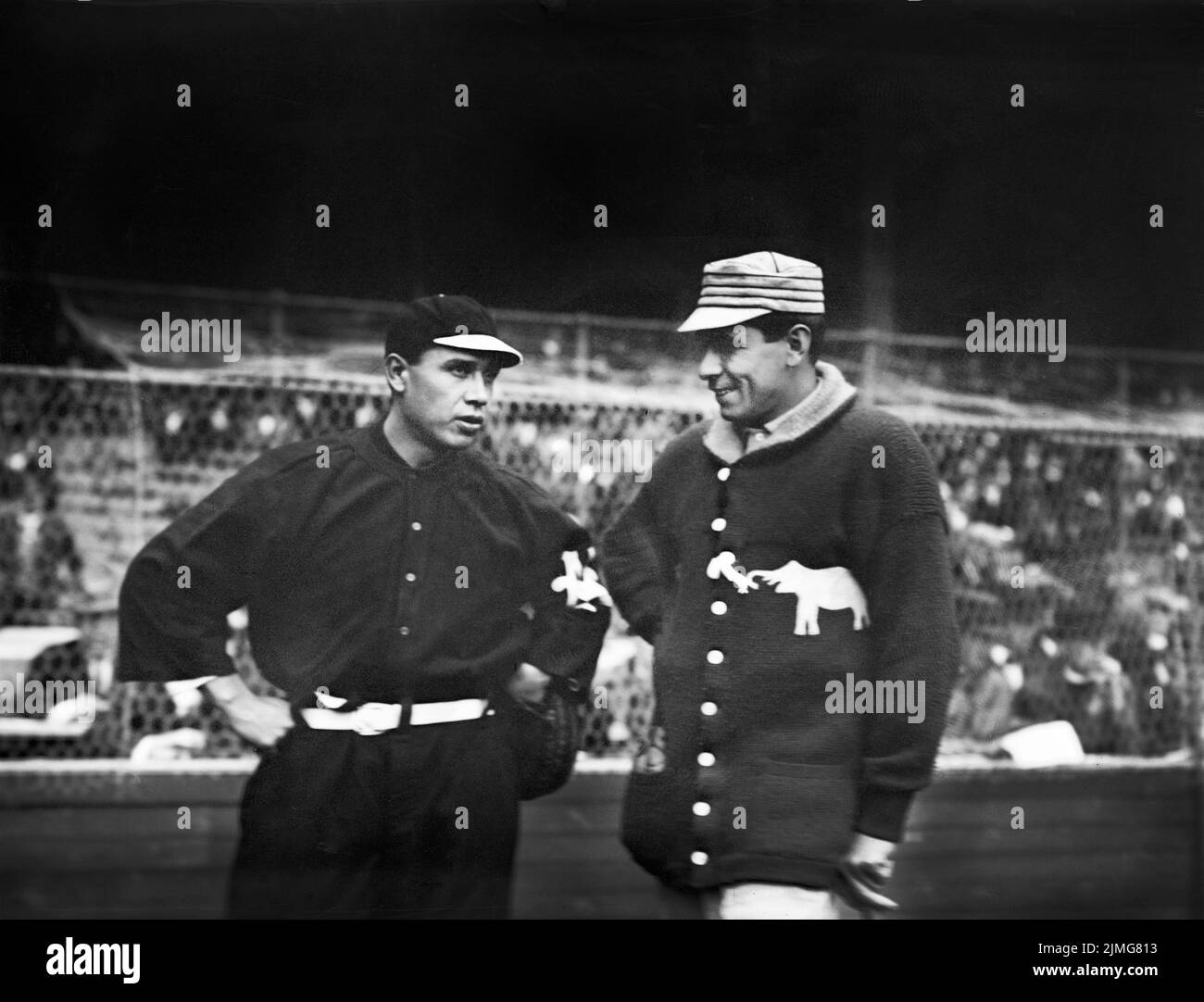 John Tortes 'Chief' Meyers, New York Giants Catcher, e Charles Albert 'Chief' Bender, Philadelphia Athletics Pitcher, World Series Game, Shibe Park, Philadelphia, Pennsylvania, USA, Bain News Service, 1911 Foto Stock