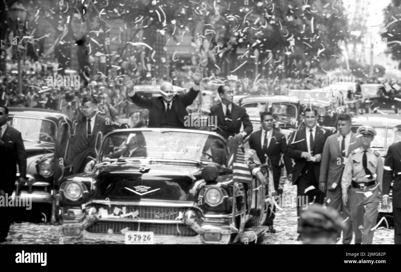 Il presidente degli Stati Uniti Dwight D. Eisenhower è in piedi in automobile accanto al presidente brasiliano Juscelino Kubitschek, sventolando alla folla durante la parata del nastro del ticker, Avenida Rio Branco, Rio de Janeiro, Brasile, USA, Marion S. Trikosko, U.S. News & World Report Magazine Photograph Collection, 24 febbraio 1960 Foto Stock