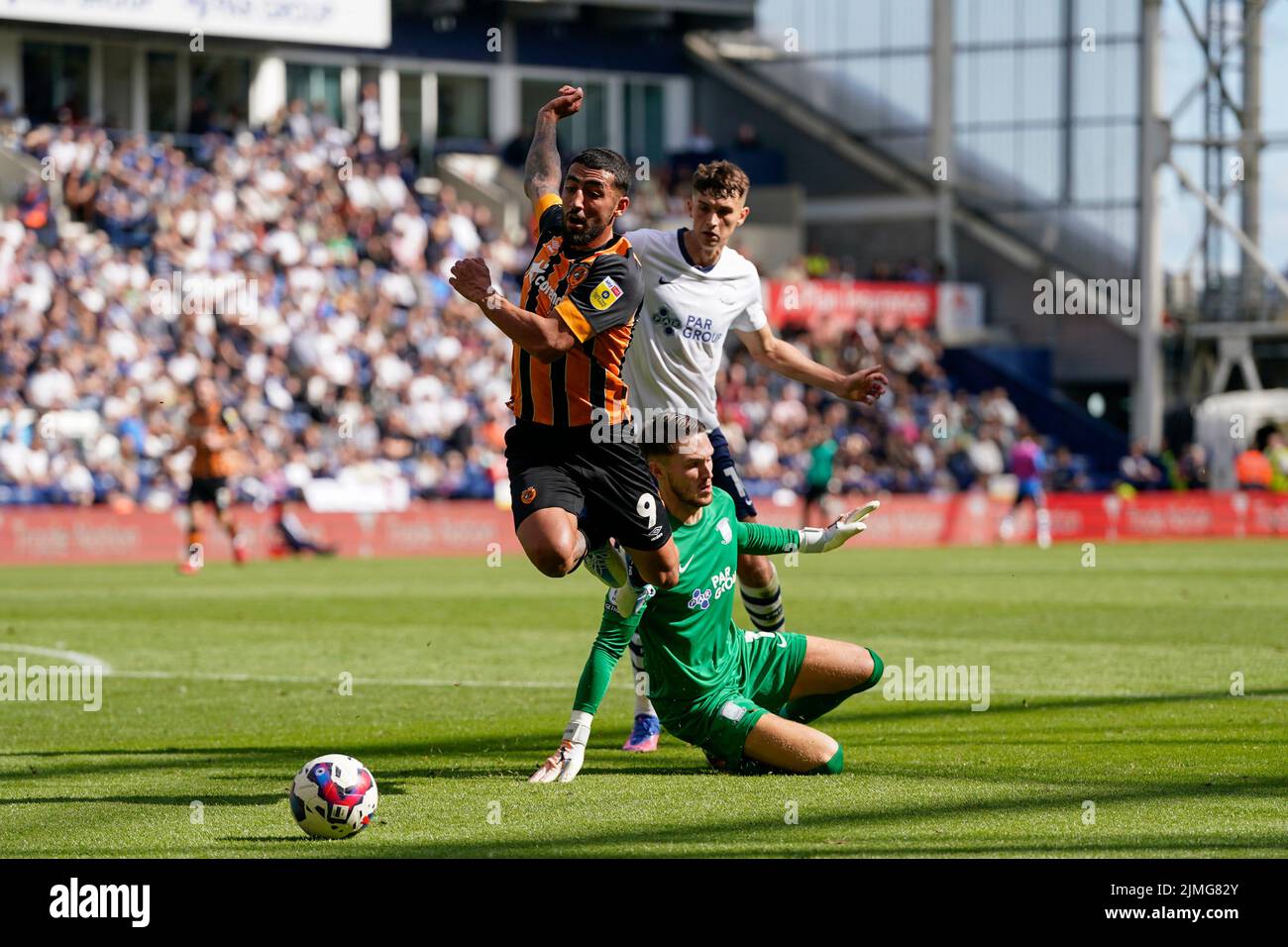 Allahyar Sayyadmanesh #9 di Hull City batte Freddie Woodman #1 di Preston North End alla palla, ma perde il suo equilibrio e l'arbitro onde via pena reclami Foto Stock