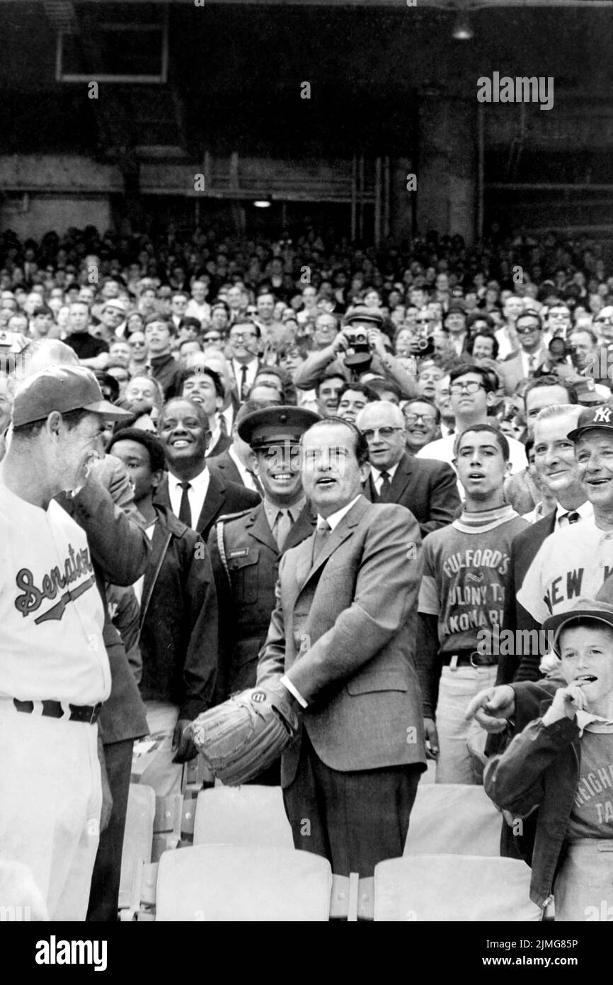 Il presidente degli Stati Uniti Richard Nixon lancia il baseball alla partita di apertura dei Washington Senators, Washington, D.C., USA, Warren K. Leffler, U.S. News & World Report Magazine Photograph Collection, 7 aprile 1969 Foto Stock