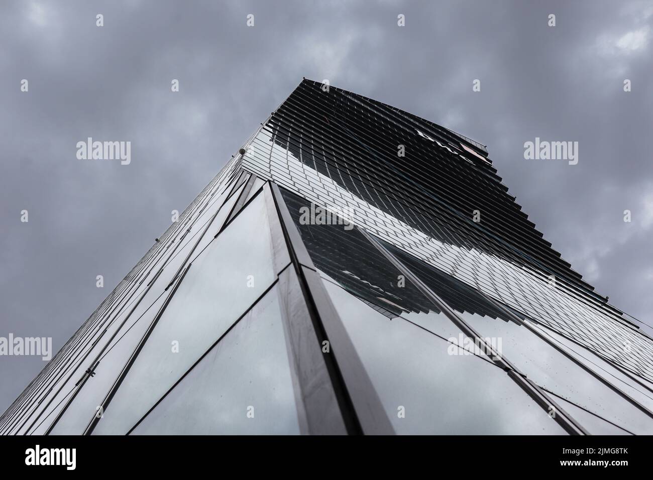Milano, Italia - 26 giugno 2022: Sotto la costruzione del PWC in CityLife a Milano. Architettura a basso angolo di vetro in Italia con cielo nuvoloso. Foto Stock