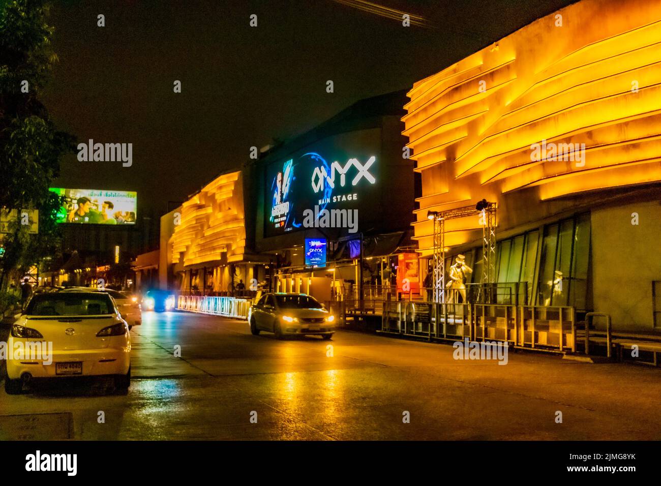 Vita notturna e luci colorate presso l'edificio Onyx a Bangkok, Thailandia. Foto Stock