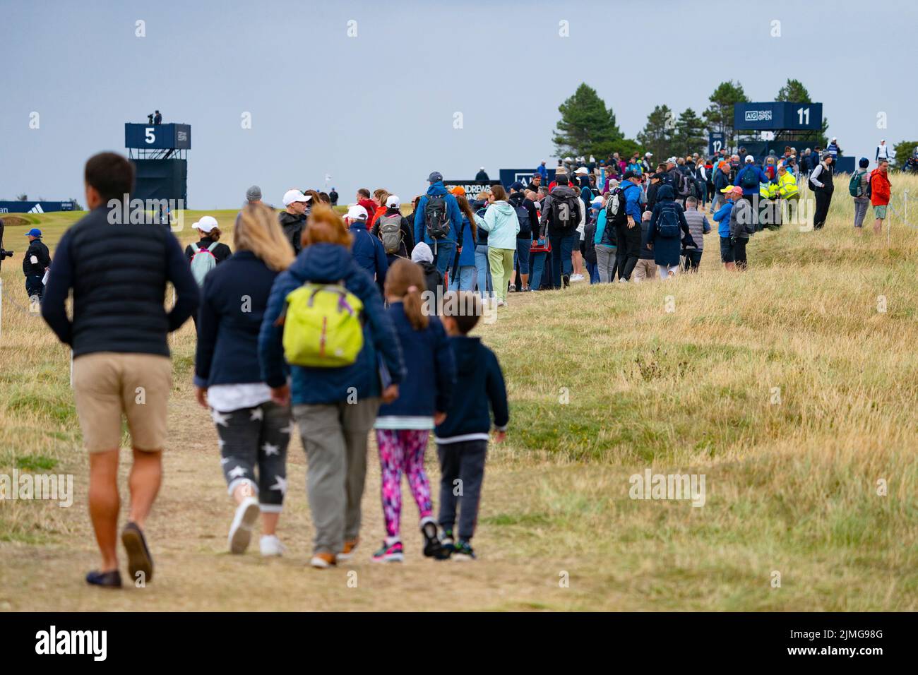 Gullane, Scozia, Regno Unito. 6th agosto 2022. Terza prova del campionato AIG Women’s Open di golf a Muirfield, nella East Lothian. PIC; spettatori che camminano sulla 5th buche. Iain Masterton/Alamy Live News Foto Stock
