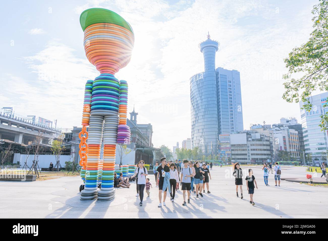 Un'arte di installazione molto cospicua davanti alla stazione ferroviaria di Taichung Foto Stock