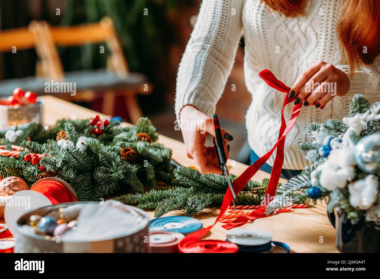 laboratorio artigianale fiorista femminile decorazione di natale Foto Stock