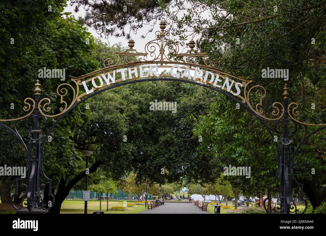 Il cartello in ferro battuto, emblema dei Lowther Gardens, segna un ingresso nei suddetti Lowther Gardens a Lytham St Annes, Lancashire, Regno Unito Foto Stock