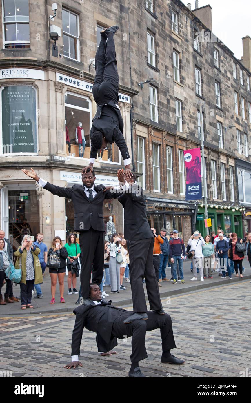 Edinburgh Festival Fringe, Royal Mile, Edimburgo, Scozia, Regno Unito. 6th agosto 2022. EdFringe on Royal Mile, 2nd giorni per artisti di strada e spettacoli per demonizzare e promuovere le loro capacità creative. I Black Blues Brothers tornano all'estate di Edinburgh Fringe. Questa incredibile troupe di acrobati africani ha stupito il pubblico in tutto il mondo e si è esibito per Papa Francesco in Vaticano e per la famiglia reale britannica al Royal Variety Show. Danza, Teatro fisico e Circus sono tutti inclusi nella loro esibizione presso la Sala Musica Assembly Rooms dal 3 al 28 agosto. Credit: ArchWhite/alamy Live news. Foto Stock