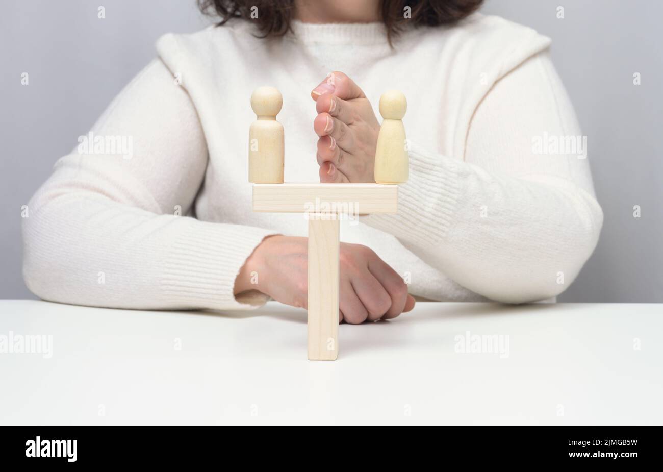 Due statuette di legno di un uomo sono l'una di fronte all'altra Foto Stock