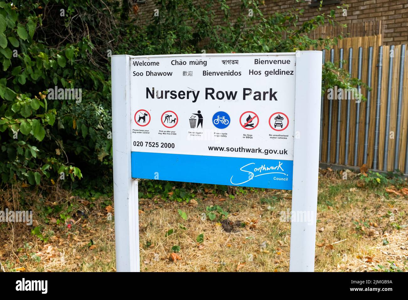 Un cartello per Nursery Row Park a Southwark, Londra sud, Inghilterra. Foto Stock