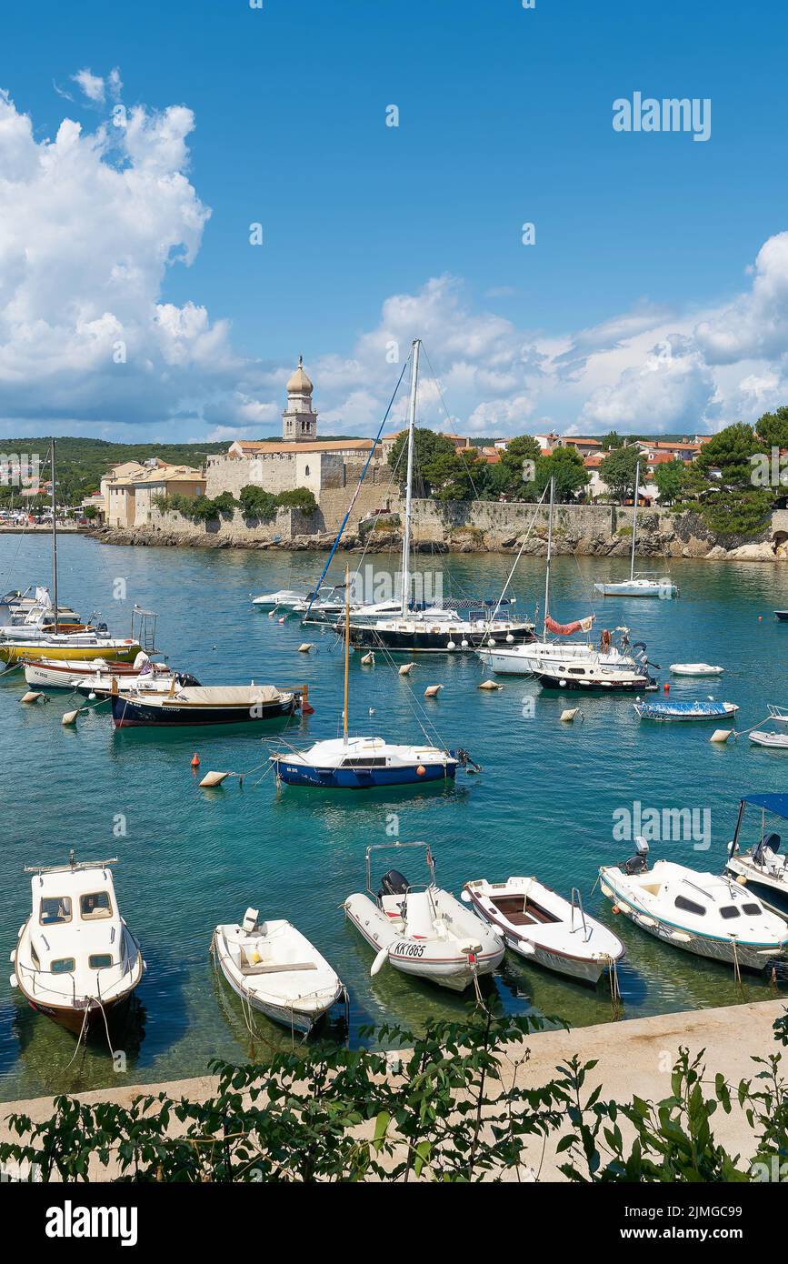 Marina con barche di fronte alla storica città vecchia di Krk sul mare Adriatico in Croazia Foto Stock