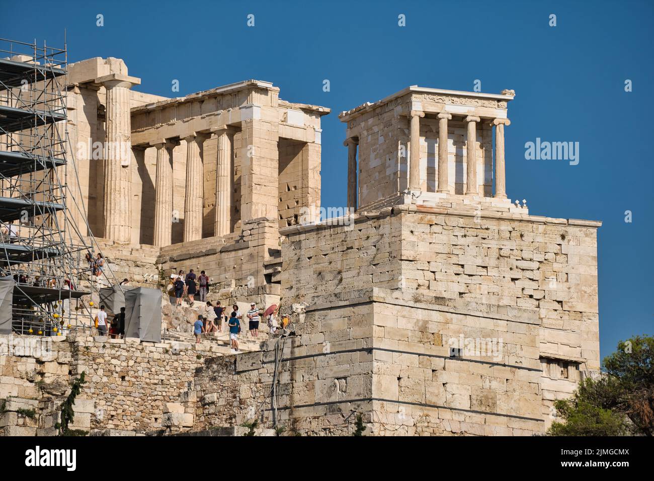 Vista esterna della Propylaia, l'ingresso dell'Acropoli di Atene Foto Stock