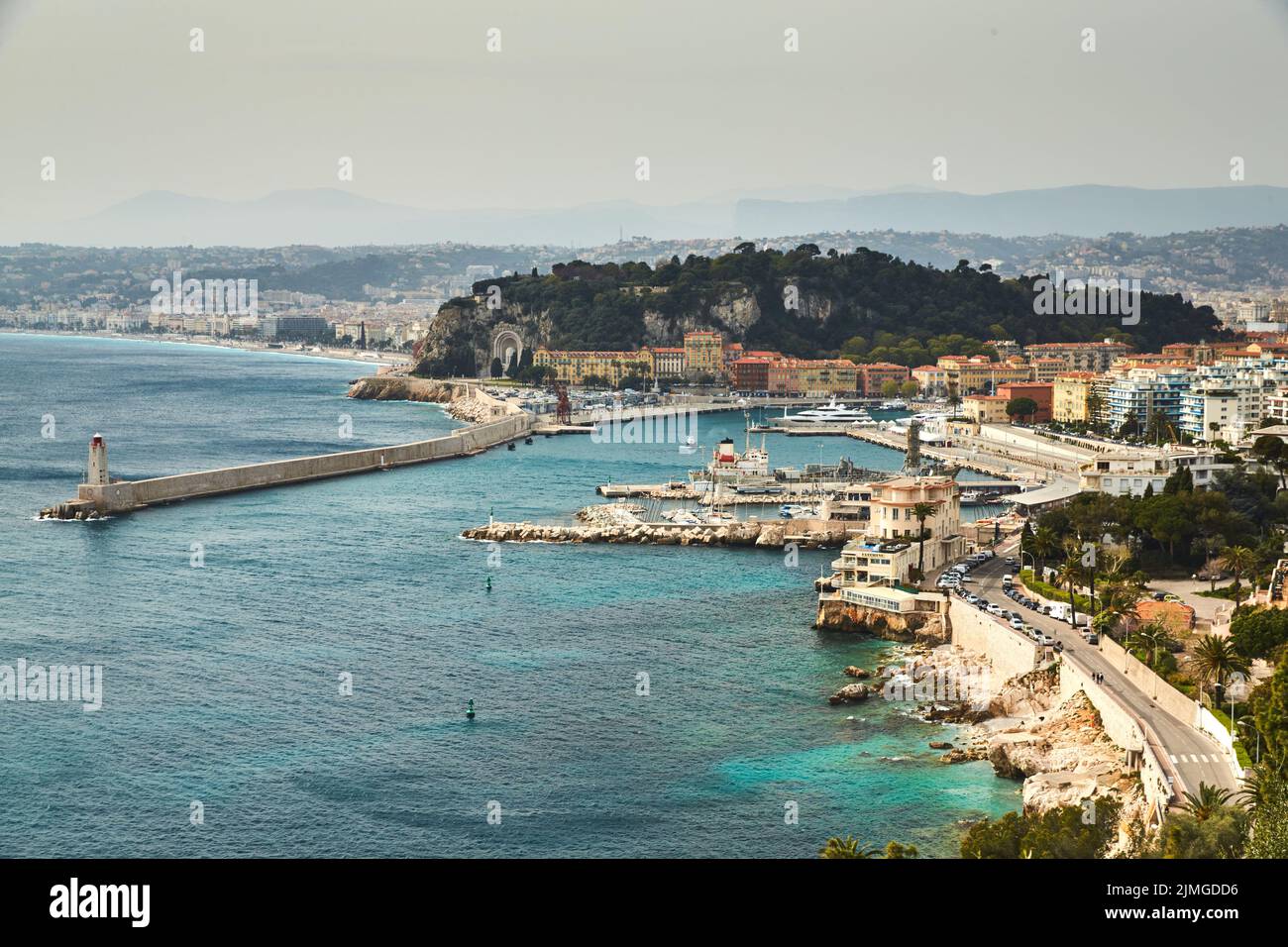 Il terminal dei traghetti nel porto di Nizza - Francia nelle giornate di sole, molte barche a motore e yacht di lusso sono ormeggiate nel porto, corde di ormeggio g Foto Stock