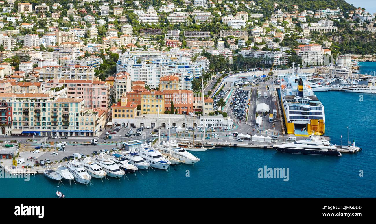 Il terminal dei traghetti nel porto di Nizza - Francia nelle giornate di sole, molte barche a motore e yacht di lusso sono ormeggiate nel porto, corde di ormeggio g Foto Stock