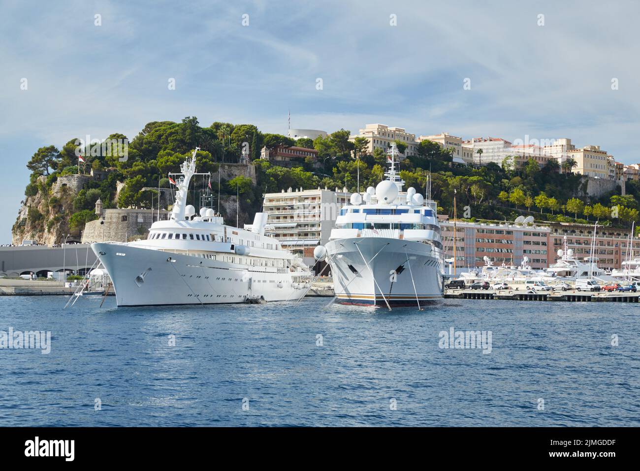 Monaco, Monte-Carlo, due grandi yacht a motore sono parcheggiati fianco a fianco nel porto, con enormi parafanghi tra loro per evitare collisioni Foto Stock