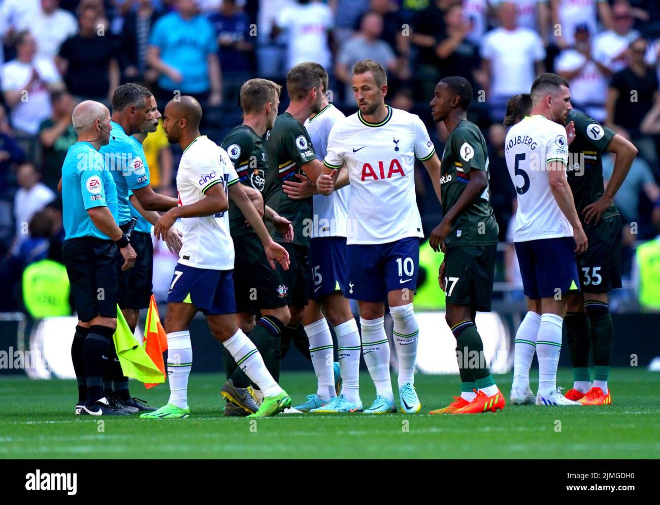 Harry Kane di Tottenham Hotspur (al centro a destra) alla fine della partita della Premier League al Tottenham Hotspur Stadium, Londra. Data foto: Sabato 6 agosto 2022. Foto Stock