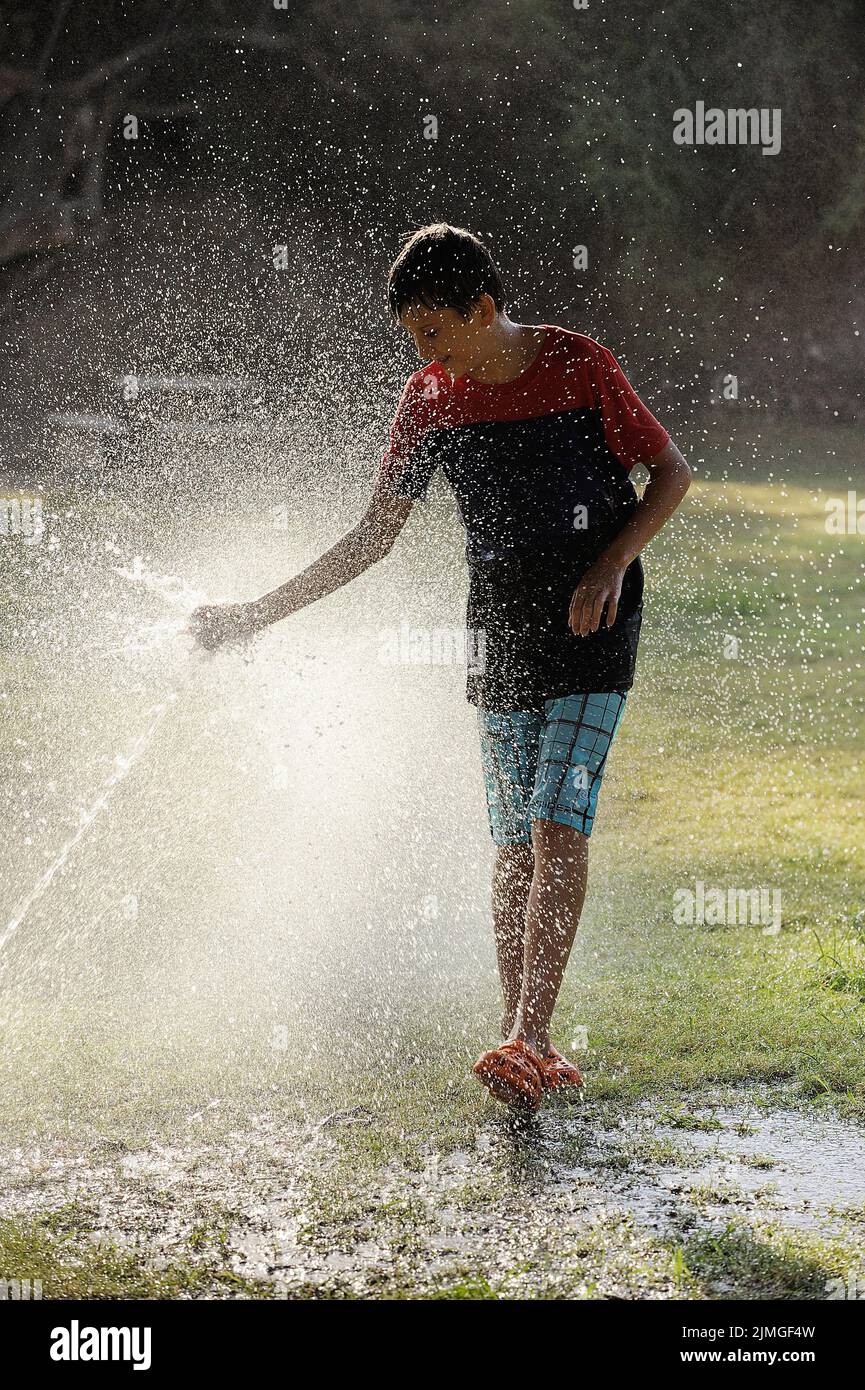 Gioca con getti d'acqua Foto Stock