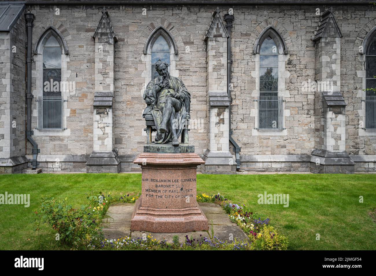 Dublino, Irlanda, 2019 agosto Statua del Benjamin Lee Guinness accanto alla Cattedrale di San Patrizio Foto Stock