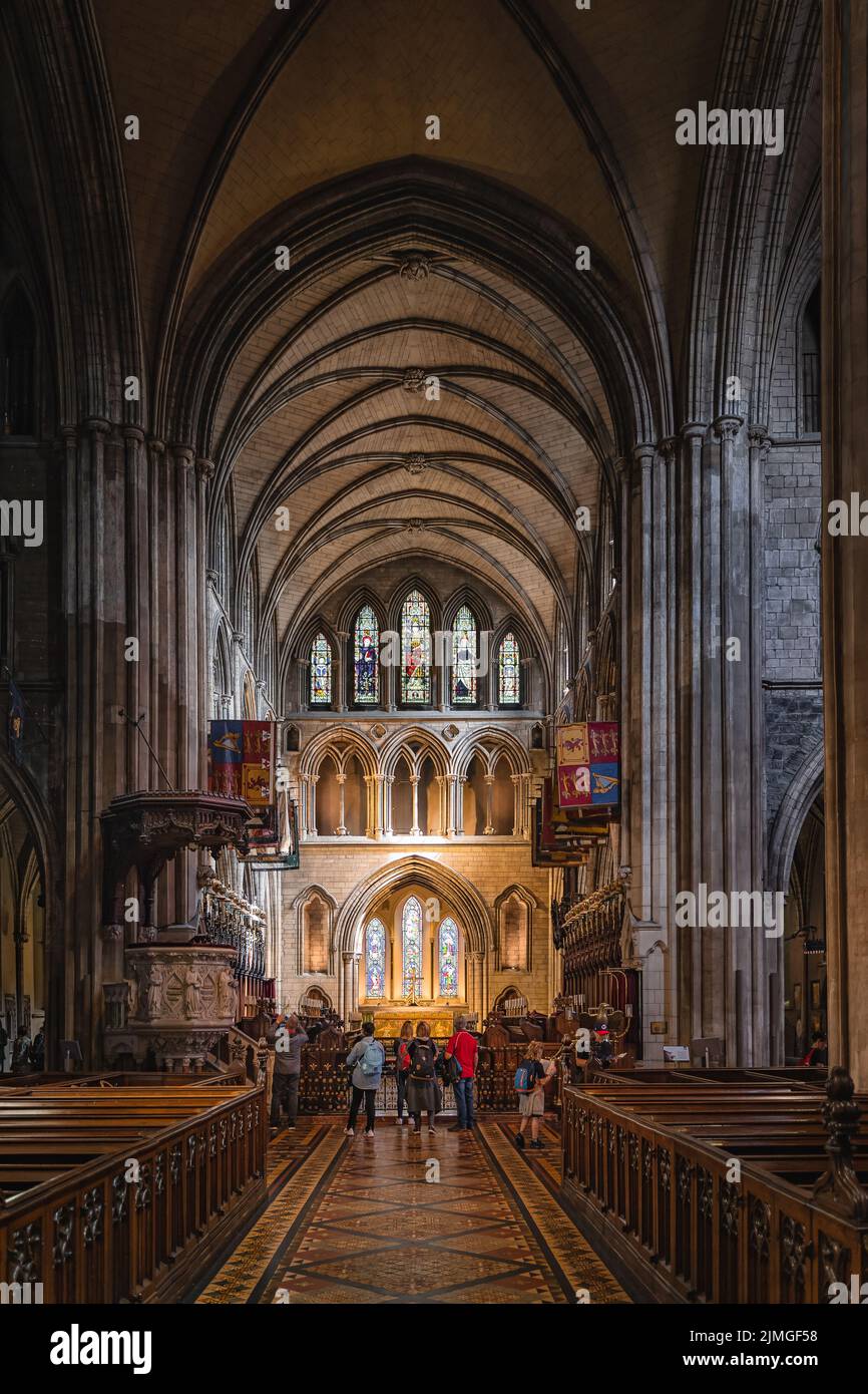 Turisti che visitano e visitano l'interno della Cattedrale di St Patricks, Irlanda Foto Stock