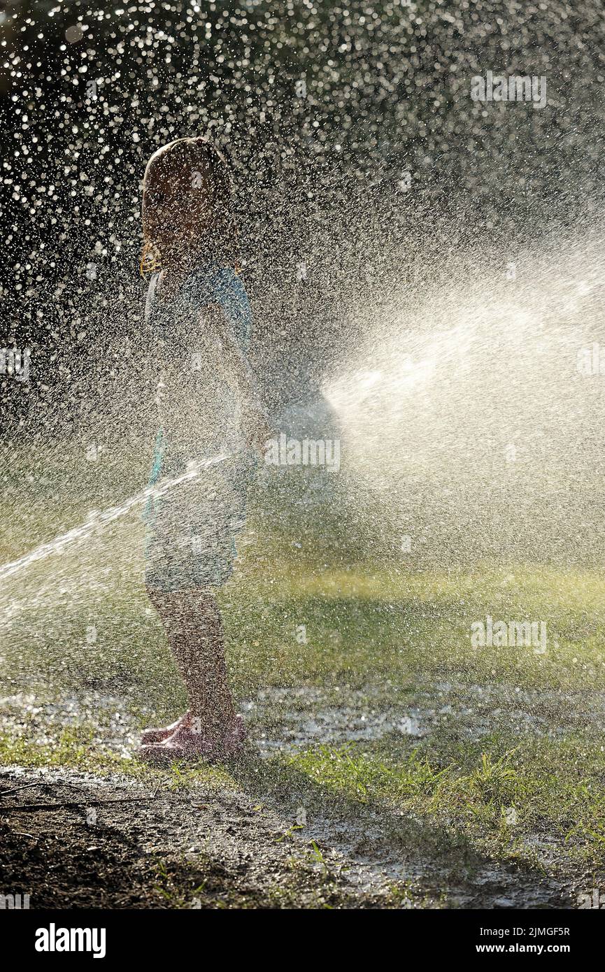 Gioca con getti d'acqua Foto Stock