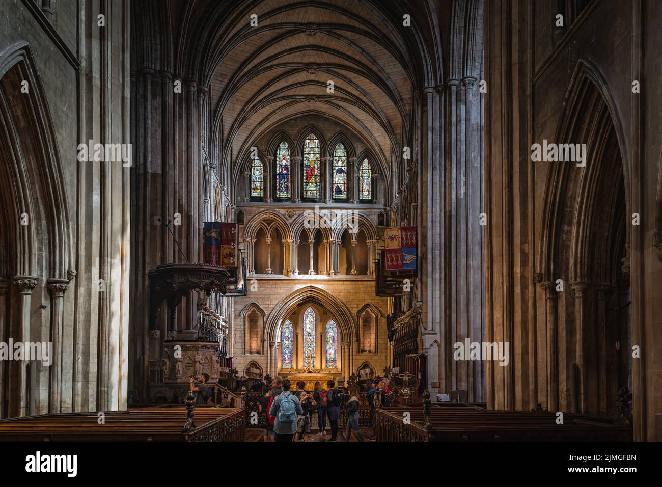 Turisti che visitano e visitano l'interno della Cattedrale di St Patricks, Irlanda Foto Stock