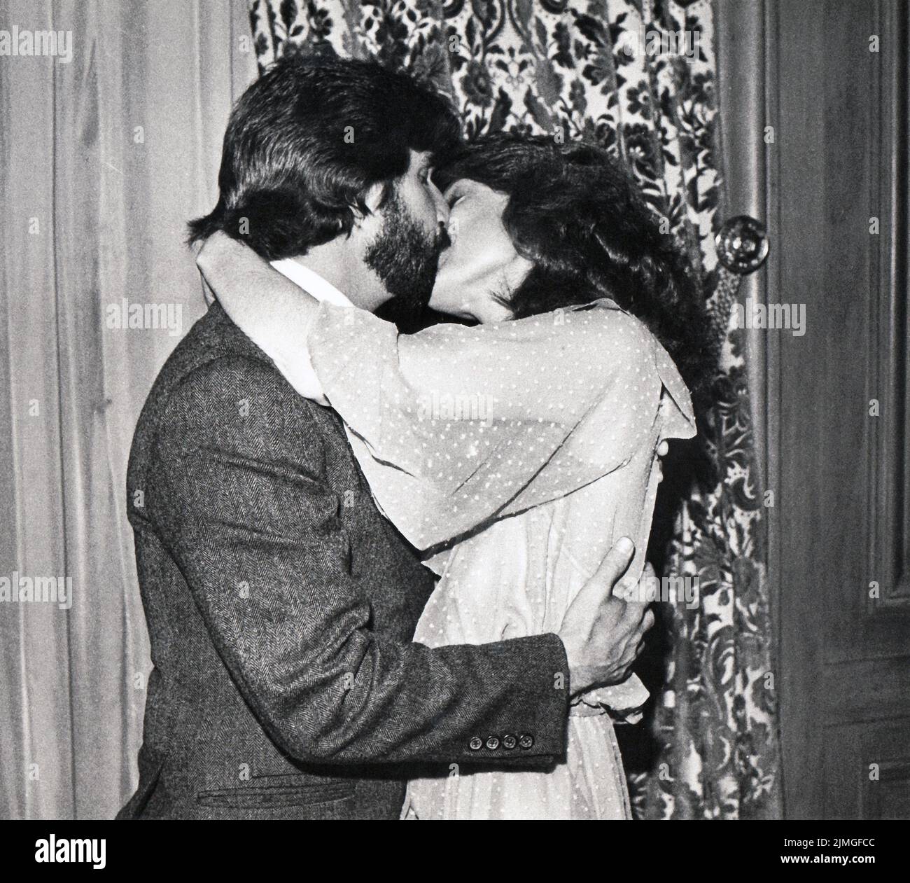 La stella televisiva Henry Winkler bacia la sua nuova moglie, Stacey Weitzman. Durante una telefonata in un hotel a Midtown Manhattan poco dopo il matrimonio del 5 maggio 1978. Foto Stock