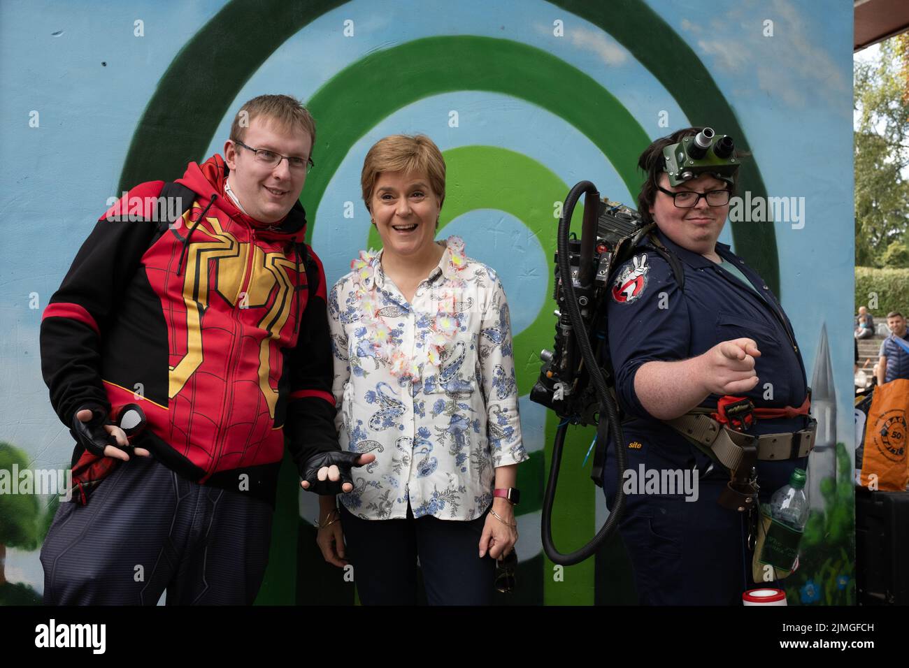 Glasgow, Regno Unito, 6th agosto 2022. Il primo ministro scozzese Nicola Sturgeon ha fatto la sua apparizione e un breve discorso per aprire il Festival Internazionale di Govanhill e il Carnevale nel Queen’s Park, a Glasgow, Scozia, il 6 agosto 2022. Foto Stock