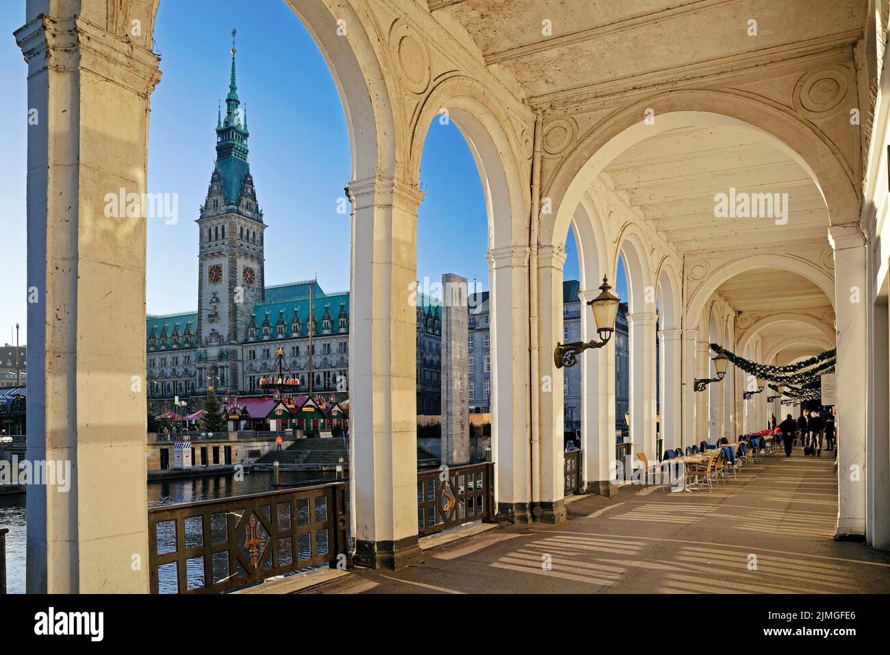 Portici Alster con vista sulla torre del municipio, Amburgo, Germania, Europa Foto Stock