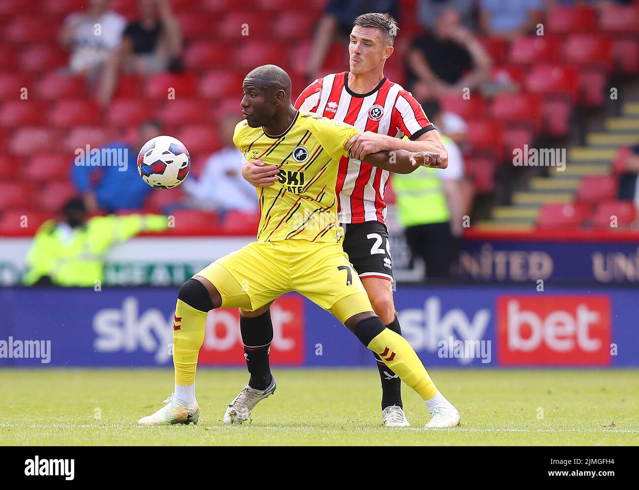 Sheffield, Inghilterra, 6th agosto 2022. Ciaran Clark di Sheffield Utd batte per la palla con Benik Afbe di Millwall durante la partita del campionato Sky Bet a Bramall Lane, Sheffield. Il credito d'immagine dovrebbe leggere: Lexy Ilsley / Sportimage Foto Stock