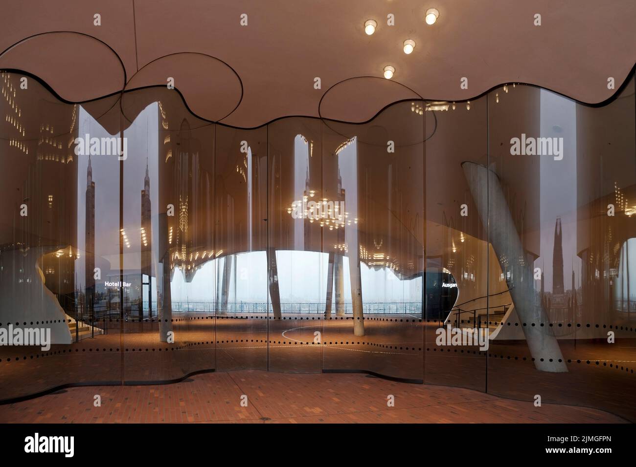 Piattaforma di osservazione pubblica Plaza con deflettori del vento in vetro ricurvi, Elbphilharmonie, Amburgo, Germania Foto Stock